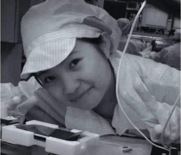 2008 年，贵州有个妹子在富士康干活，她闲着没事用没做完的苹果手机拍照，拍完忘