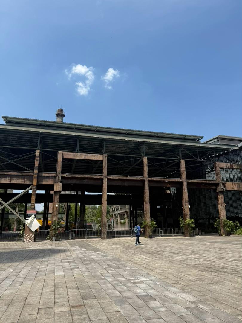 我老大太会玩了……把我带到一个几乎没游客的工业博物馆。太阳晒得人快融化了，走到门