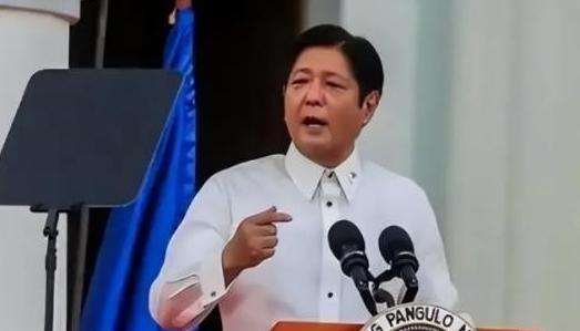 自从中国停止进口菲律宾香蕉，菲律宾香蕉协会的负责人愤怒地表示：“中国断了30万蕉