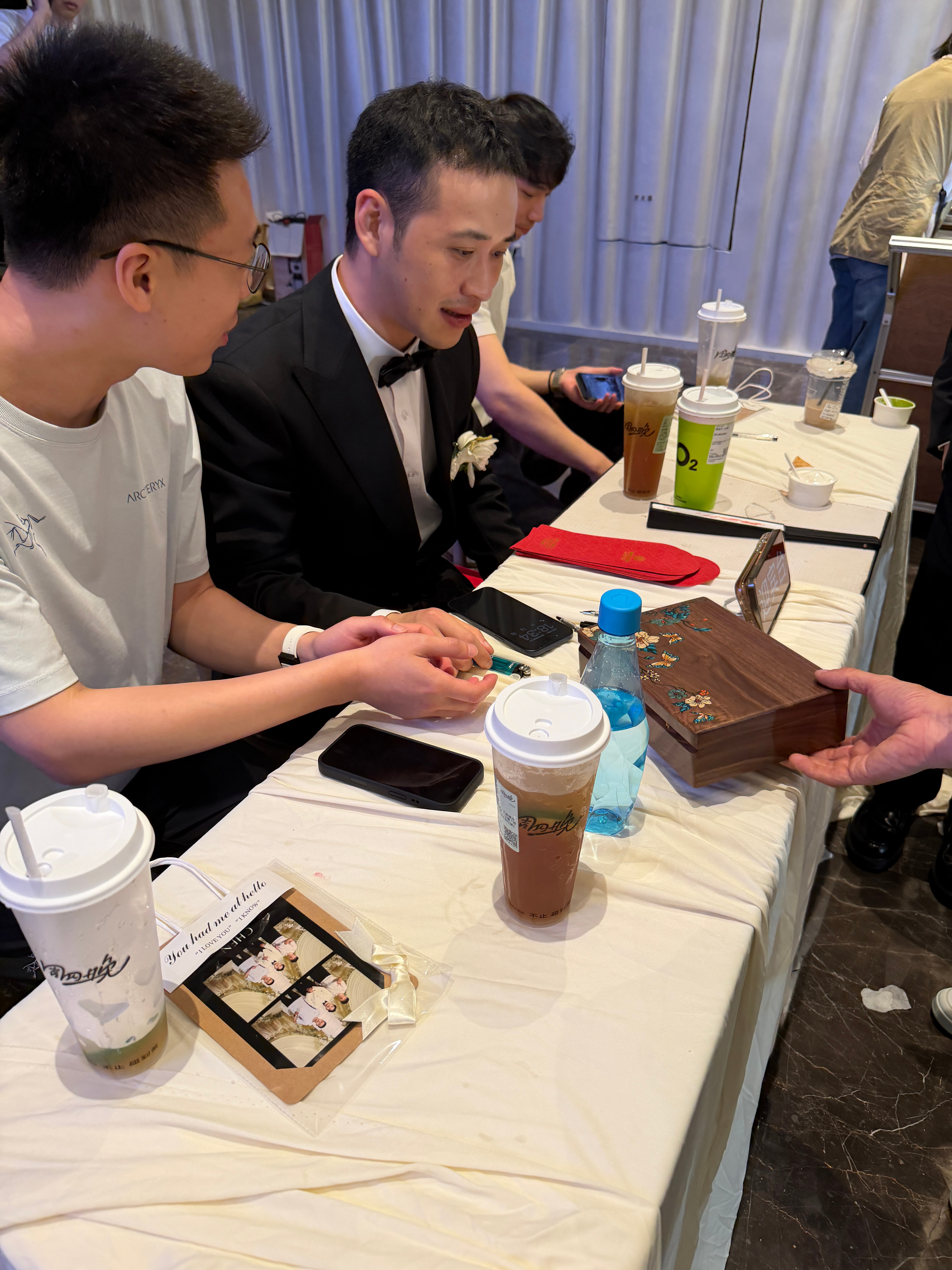 仪式还没开始。招待区布置得很美了。 我们先把份子钱给了。
