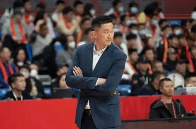 广东队领先19分，被天津大逆转，盘点关键几个问题：

❶第三节，防守强度下降，培