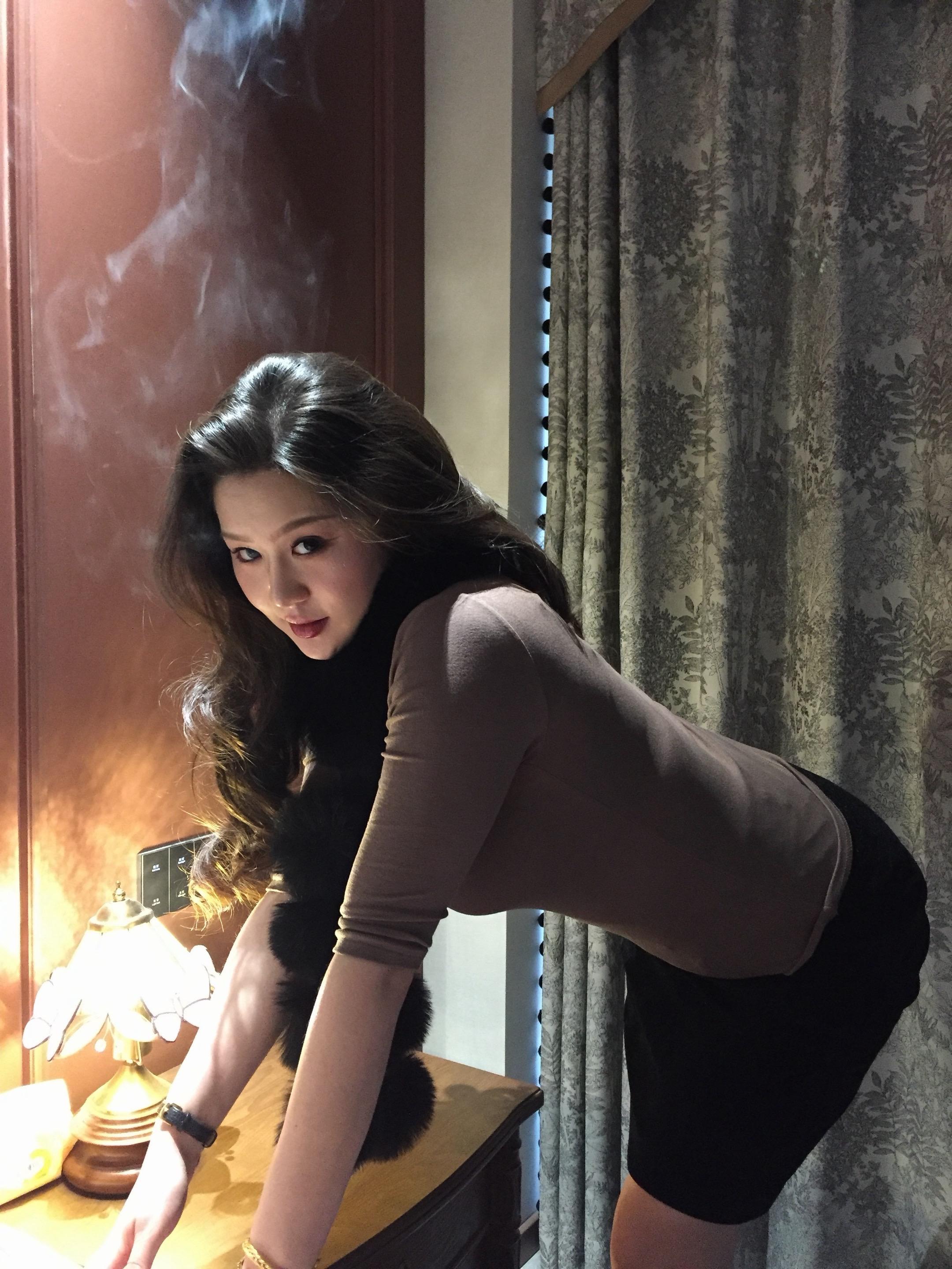 小皮裙 大波浪 一扭一晃真像样