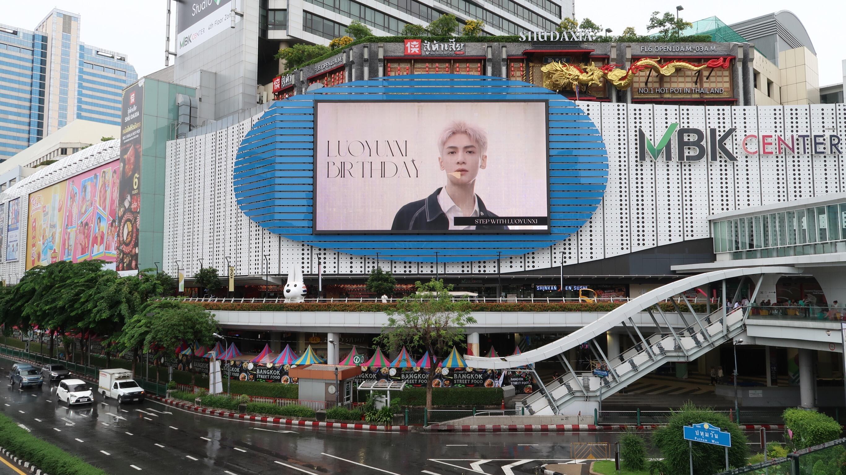 罗云熙生日 泰国曼谷市中心大屏Cr罗云熙的泰国小兔子🐰 ​​​