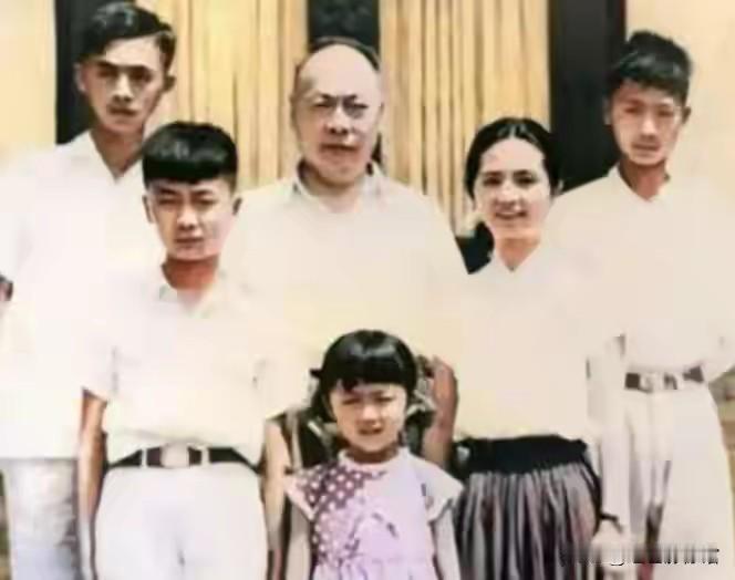 陈毅元帅珍贵全家福，一家六口温情同框。沙场之上他铁骨铮铮，家中却是温和慈父，简朴