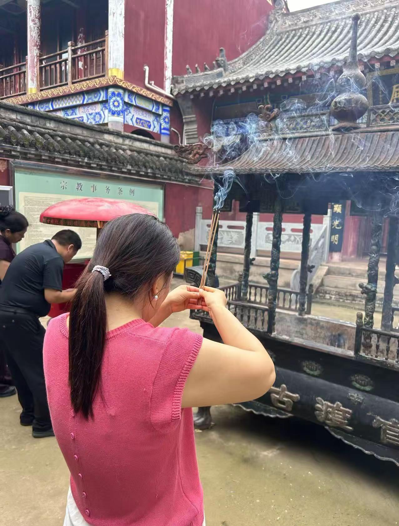 以前很不理解，为什么人到中年，总爱往寺庙里走。直到自己也熬到这般年纪才懂，不是信