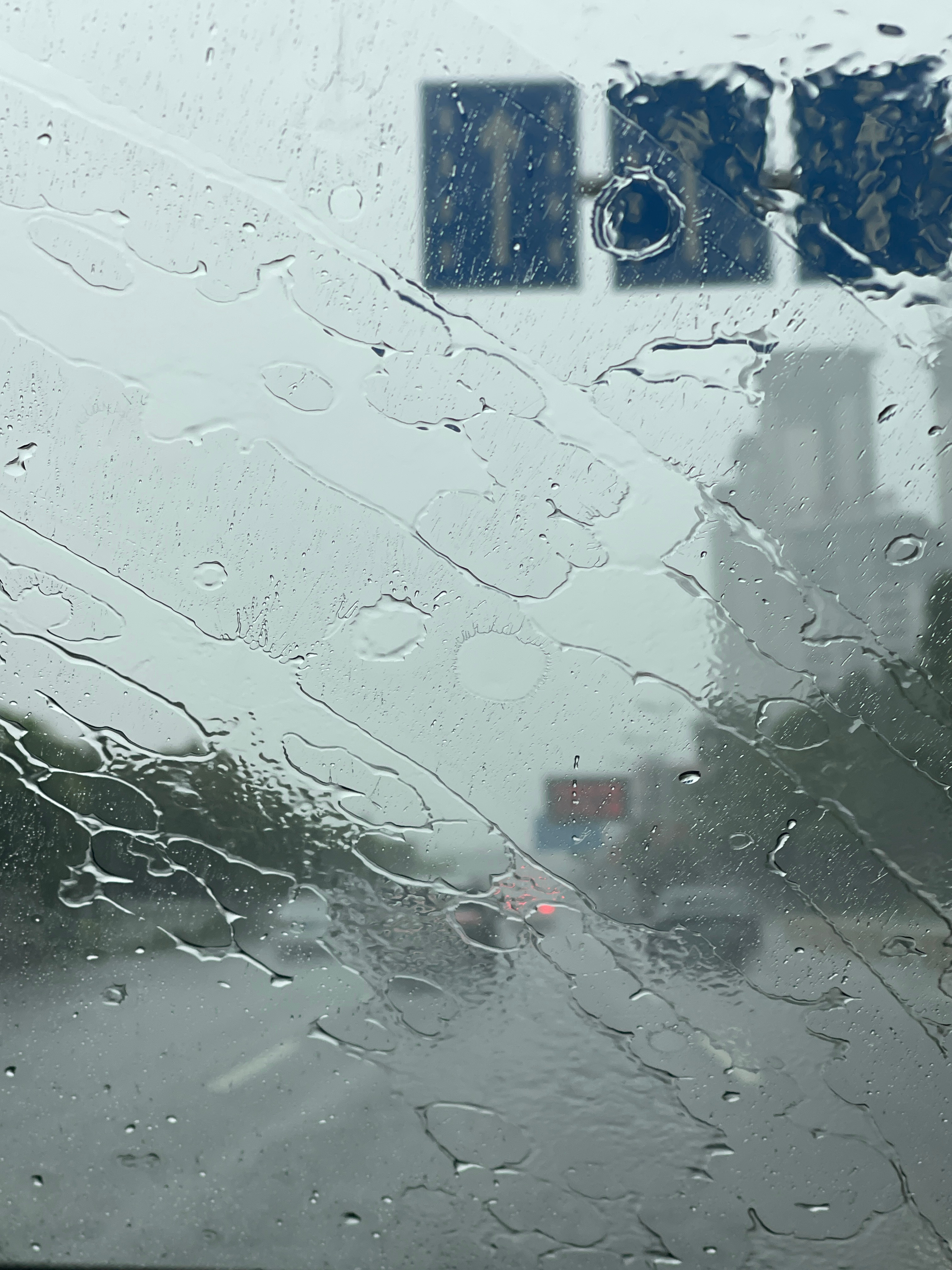 一直收到暴雨红色预警的短信，在这样下下去 有的地方也要淹水了吧 