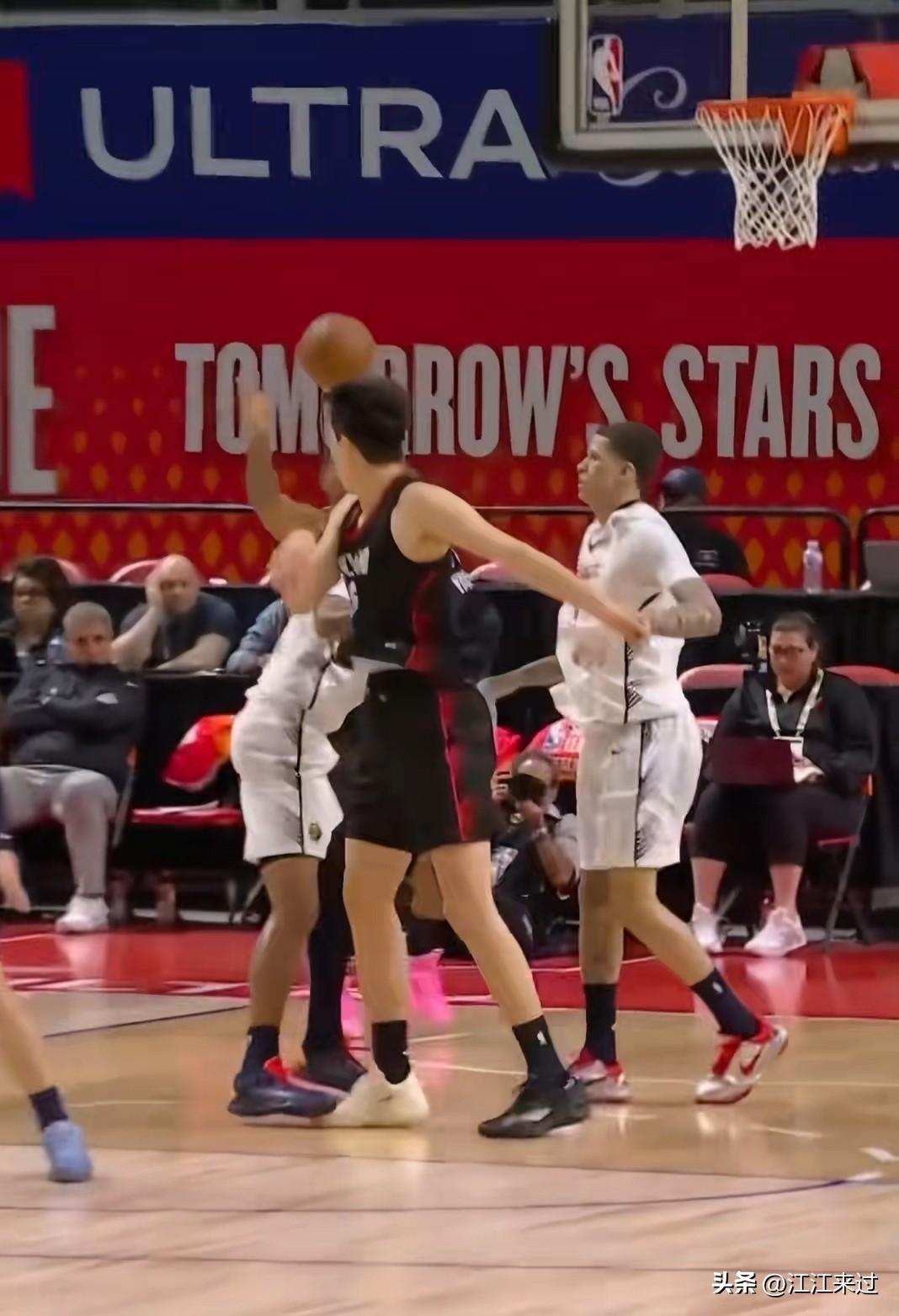 杨瀚森引领NBA夏季联赛十佳球！杨瀚森这记不看人脑后传球，动作潇洒飘逸，就连约基