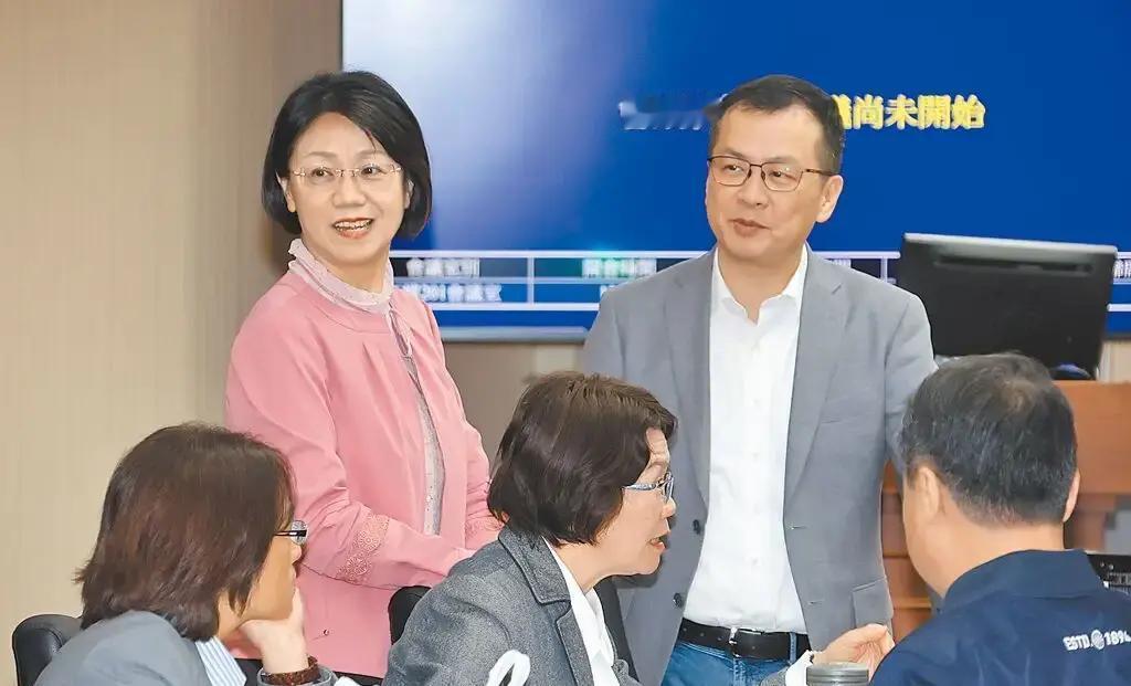 牛仔裤上电视，选票涨3成
 
台湾政客最近集体穿西装配牛仔裤。我数了数，马英九、