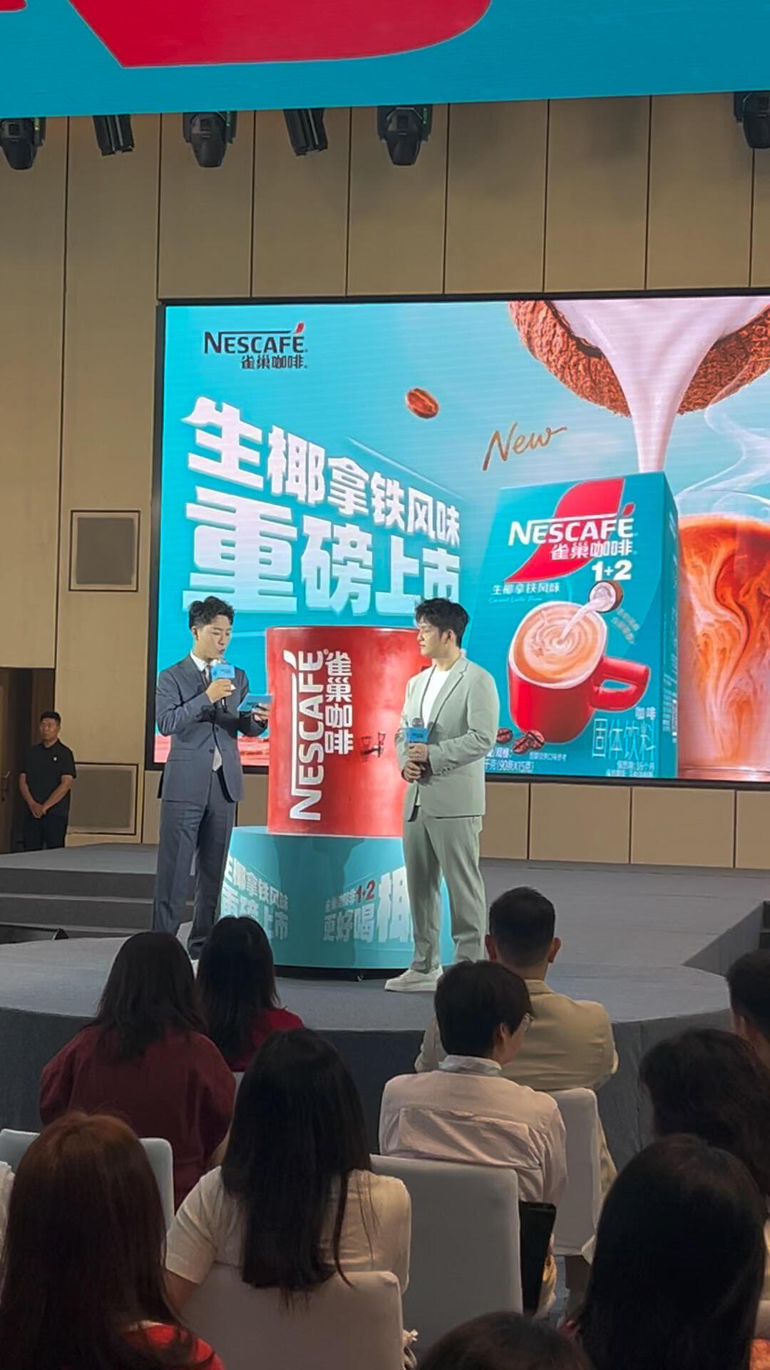 樊振东好立领的站在台上，主持人问什么都笑嘻嘻，生活提问根本难不倒东哥！
这是真的