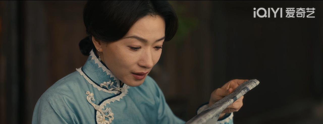 她对着报纸上那个模糊到只剩影子的轮廓说：这是我丈夫。
所有人都说她疯了。
那根本