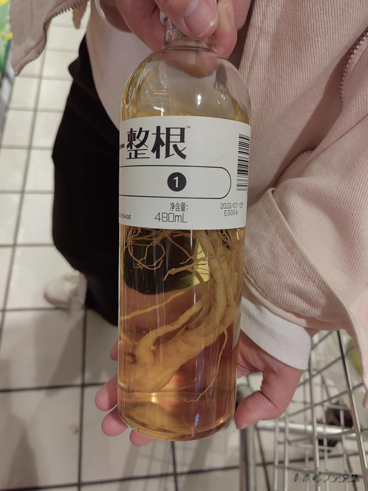 
今天去超市，看到了还有这种饮料。
里面酷似一根人参，然后摆在超市的货架。
只