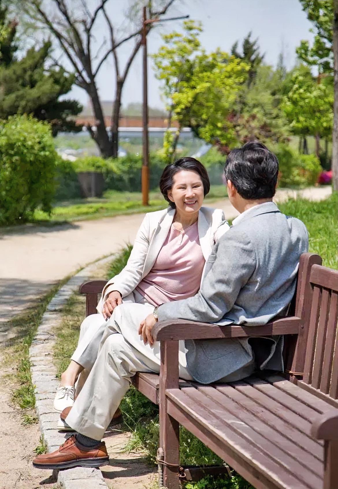 为什么已婚男人老了才会知冷知热？
很多人说，那是因为他们折腾不动了。

前阵子有