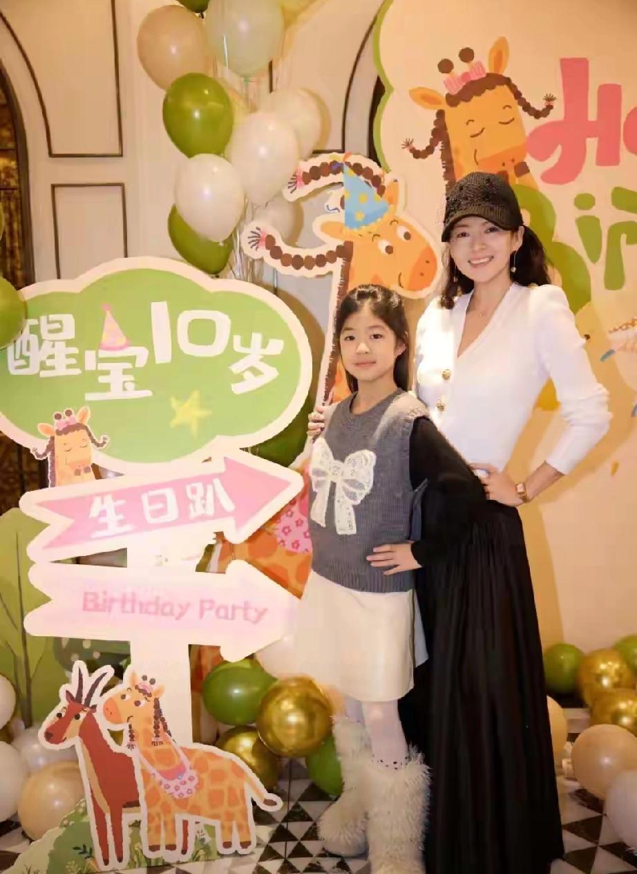 章子怡正面回应女儿进娱乐圈！10岁醒醒有天赋，却只迷宋雨琦
 
3月10日，章子