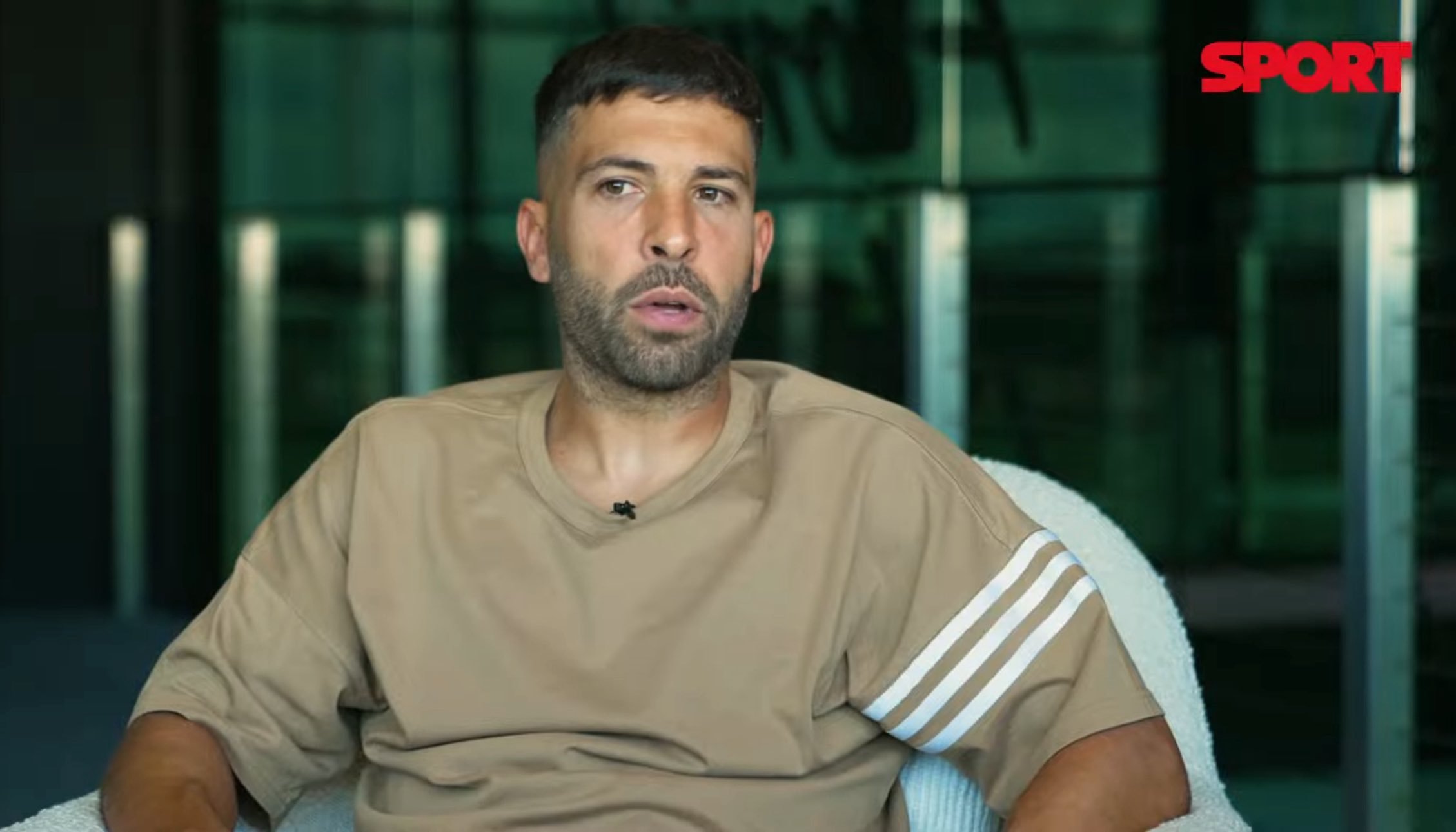 问：你还关注巴塞罗那吗？你喜欢他们吗？还是不喜欢他们？你怎么看？ ⁉️ 阿尔巴：