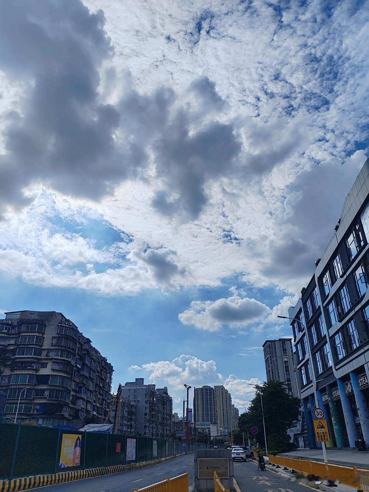 路口的天空，不知道有多久没有抬头望天了！琐碎的生活占据了全部，忙忙碌碌，到处奔波