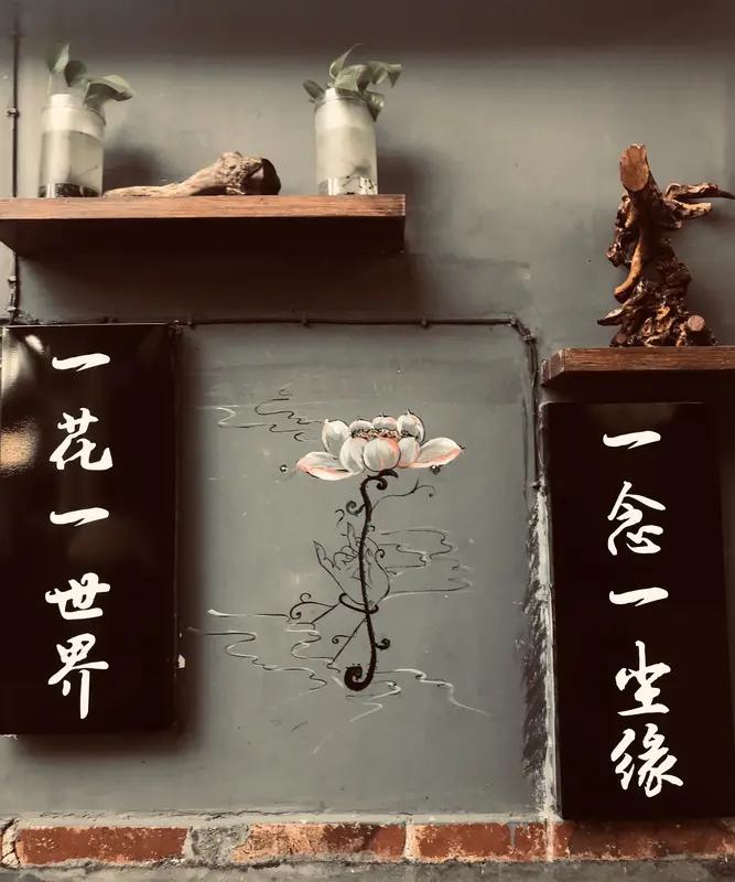 上联：擦肩亦是三生幸；
下联：同舟方知一世缘。