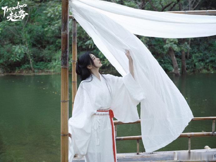#徐璐 国医少女# 徐璐的古装造型，就像一束光照进了中医文化的世界。她以独特的国