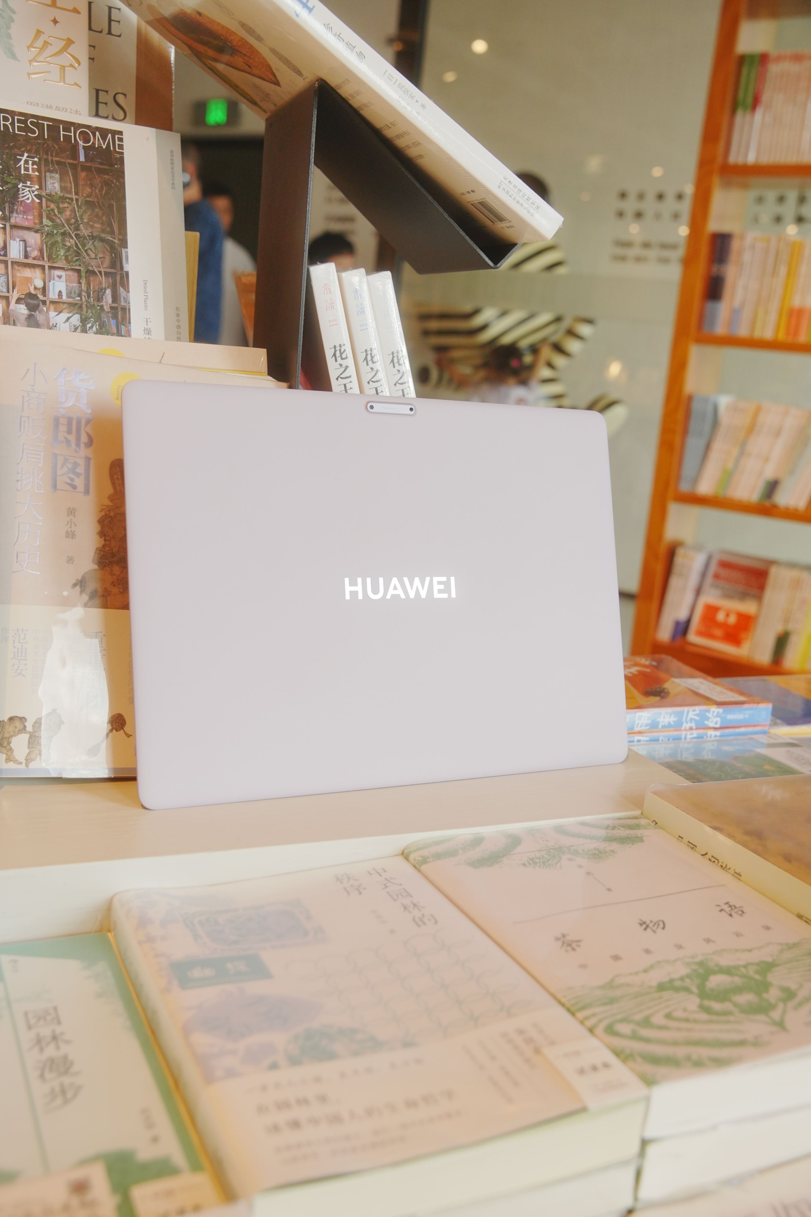 问过身边很多朋友，令他们最头疼的办公场景是什么，“高铁上处理邮件，旁边有人盯着屏