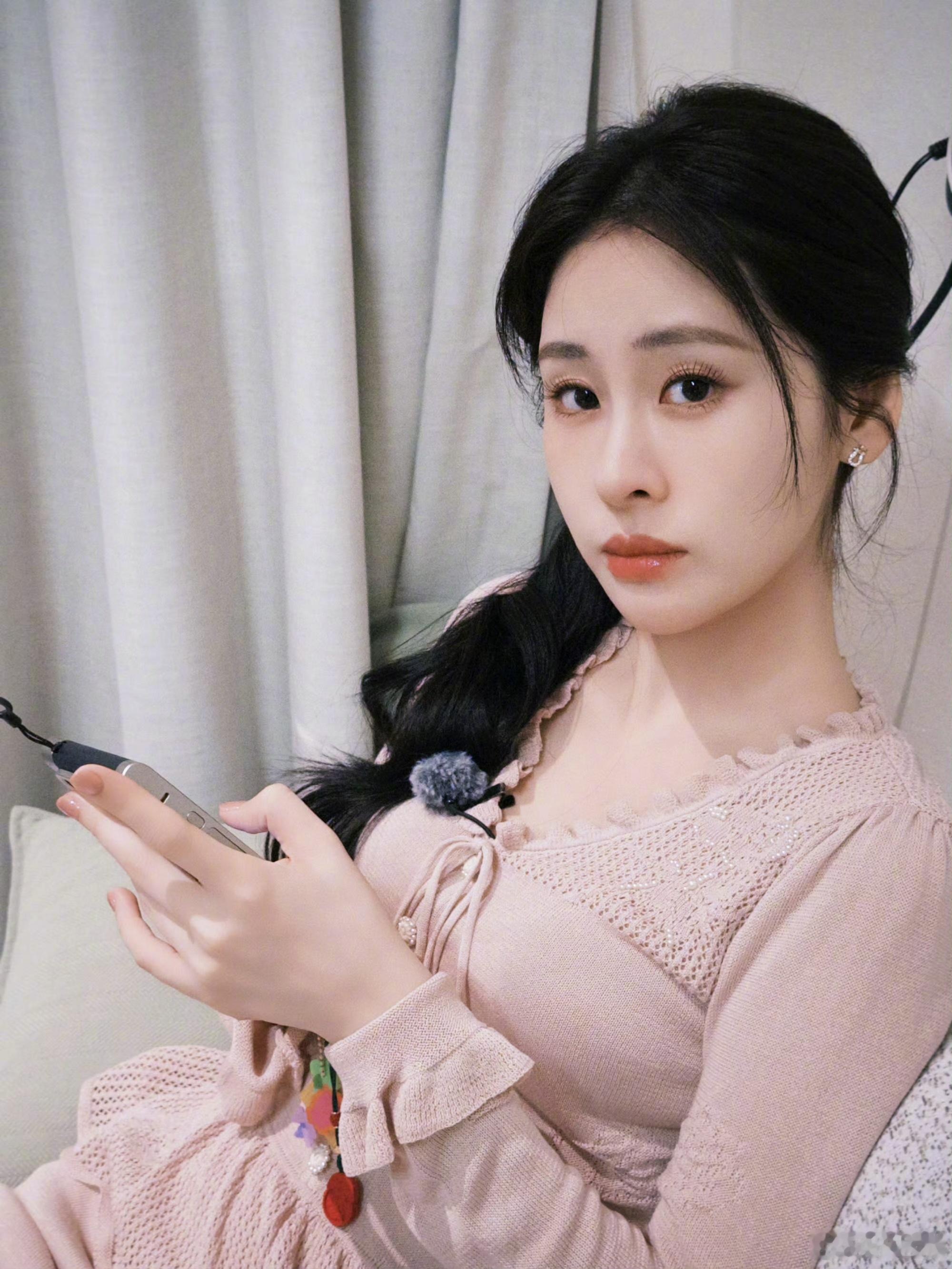 张碧晨走到哪泡到哪 笑不活了！刘雨昕从张碧晨箱子里掏折叠浴桶的样子，像极了我妈翻