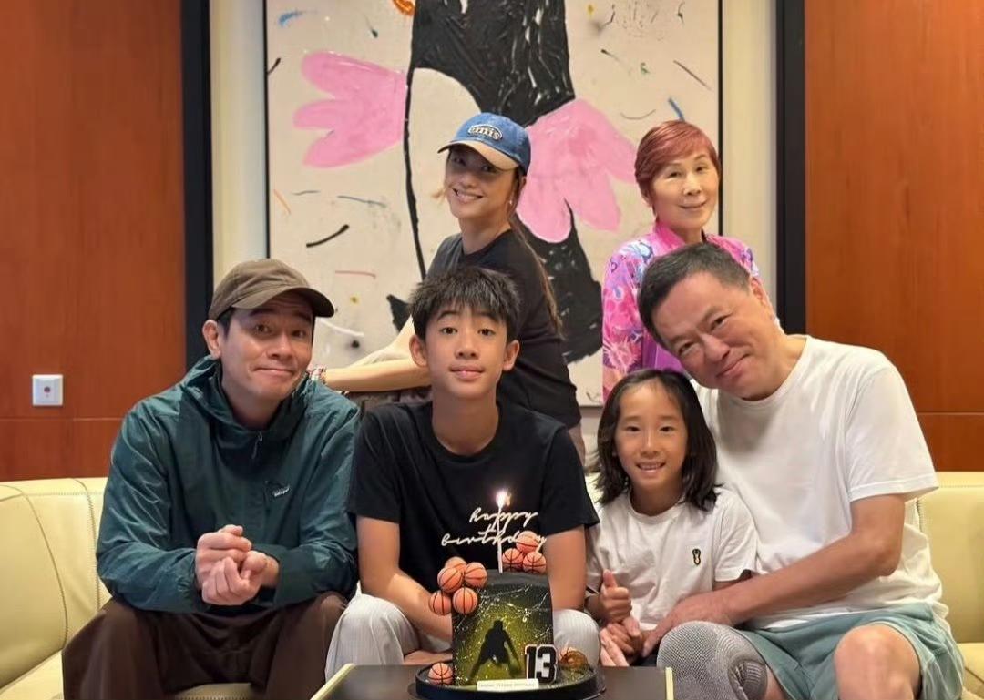 应采儿和陈小春为大儿子Jasper庆祝13岁生日，还晒出了一家六口的全家福（包括