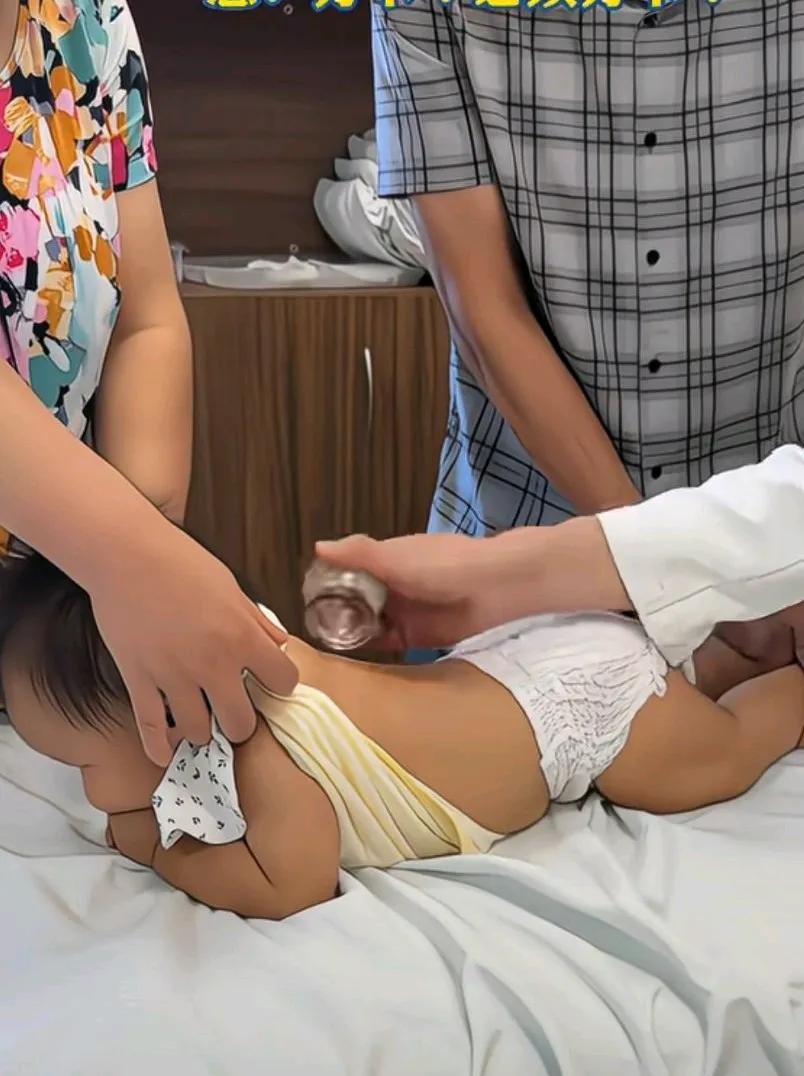 一生都在祛湿的中国人，这小娃娃看似淡定的趴着，实则激动的屁股一夹一夹的，
崽说，