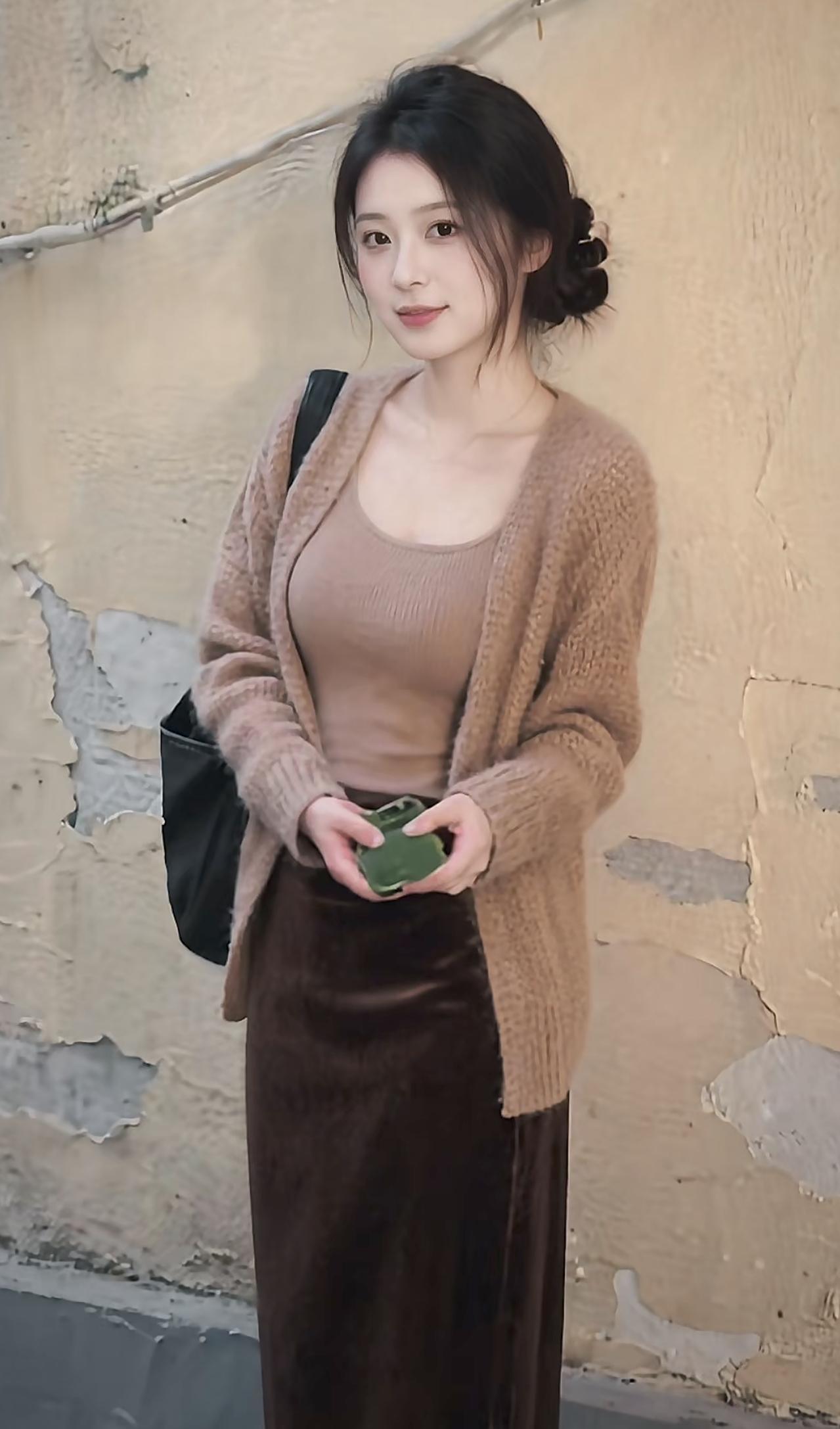 焦糖色系的秋日浪漫，藏在老街的斑驳墙影里🍂