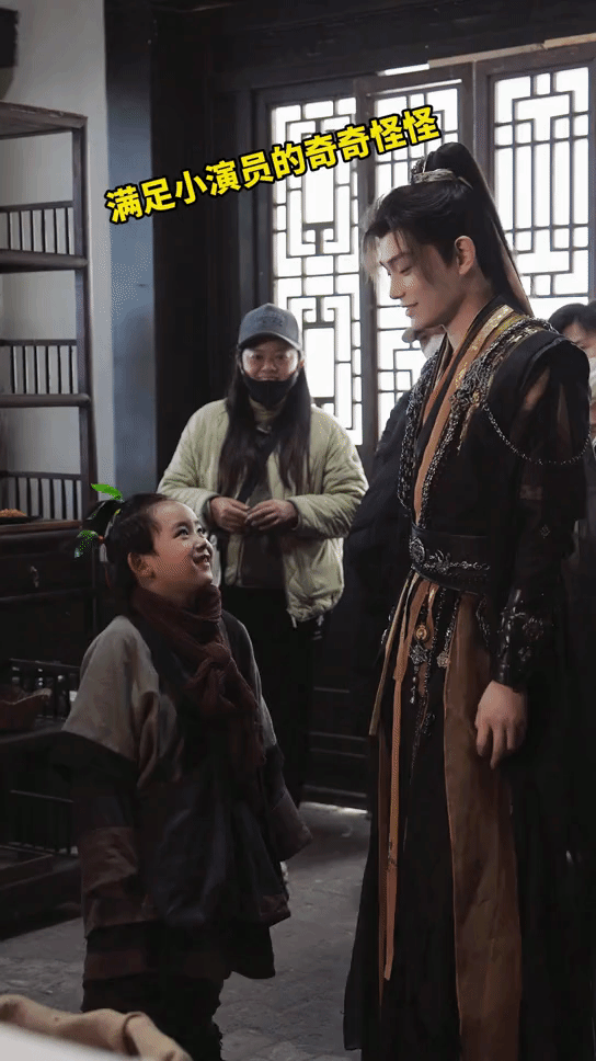 丁禹兮好招小朋友喜欢 丁禹兮魅力大爆发！片场化身温柔哄娃小能手[开学季]那轻声细