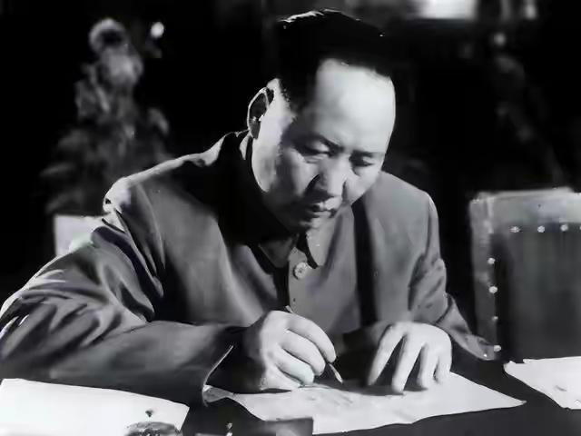 【美国学者点破真相：毛主席一步险棋，保住中国不步苏联后尘】近日有美国学者在研究中