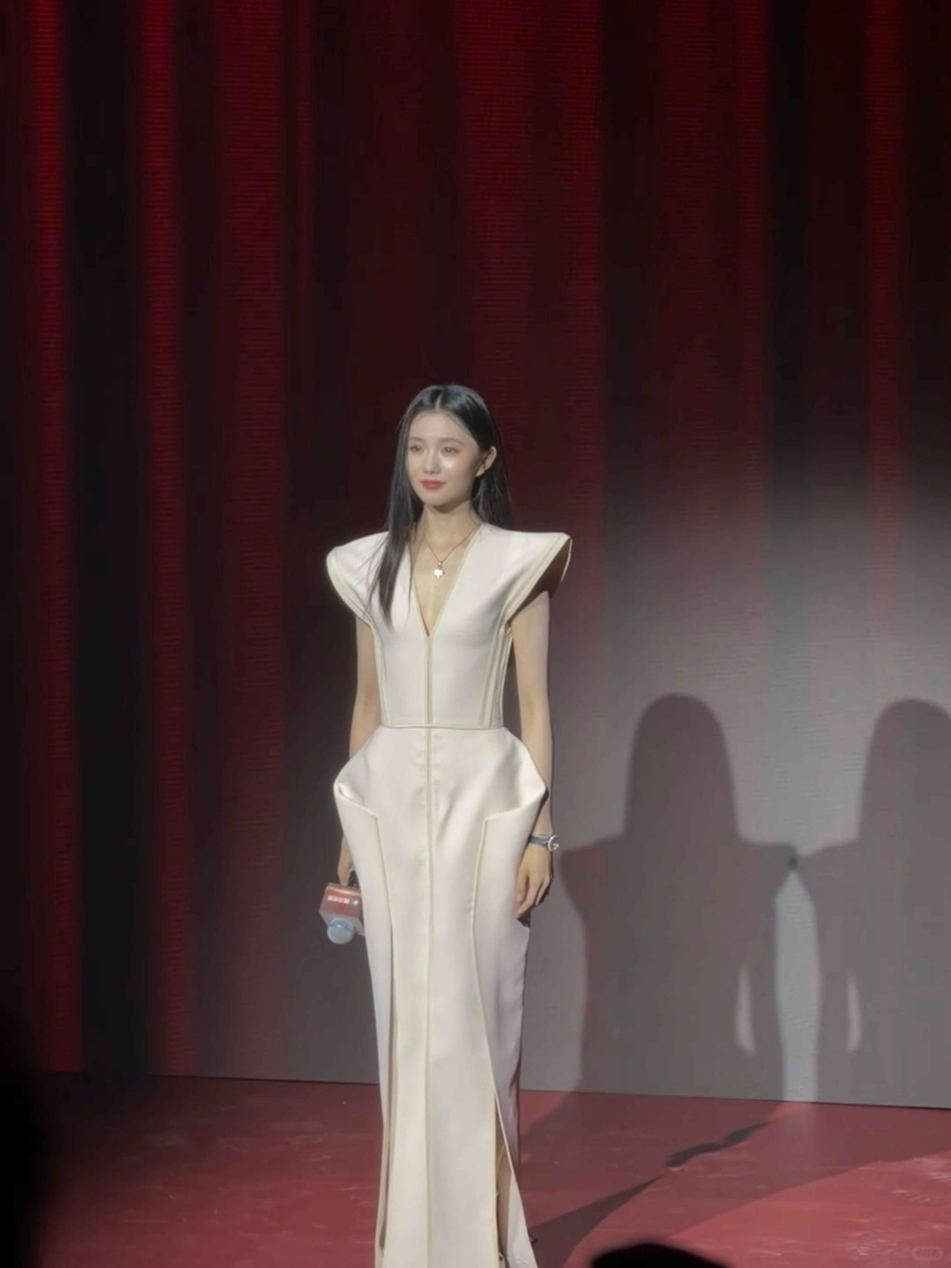 ber！此女就是连影子都这么完美，又出神图了存刘浩存连影子都这么完美刘浩存又出神