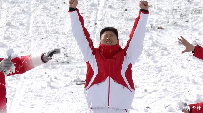 【#王心迪登上最高领奖台#】#王心迪金牌# （新华社） 