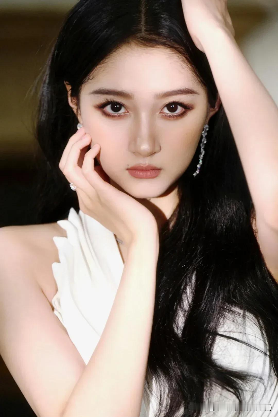 娱乐圈浮世绘：名利漩涡中的荒诞与挣扎

娱乐圈，这方看似璀璨夺目的舞台，实则是个