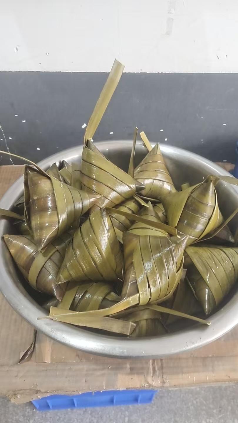 相对于全国所有地方的粽子，有一个算一个，这个用露兜叶(嘎咕叶)包粽子，就是个艺术