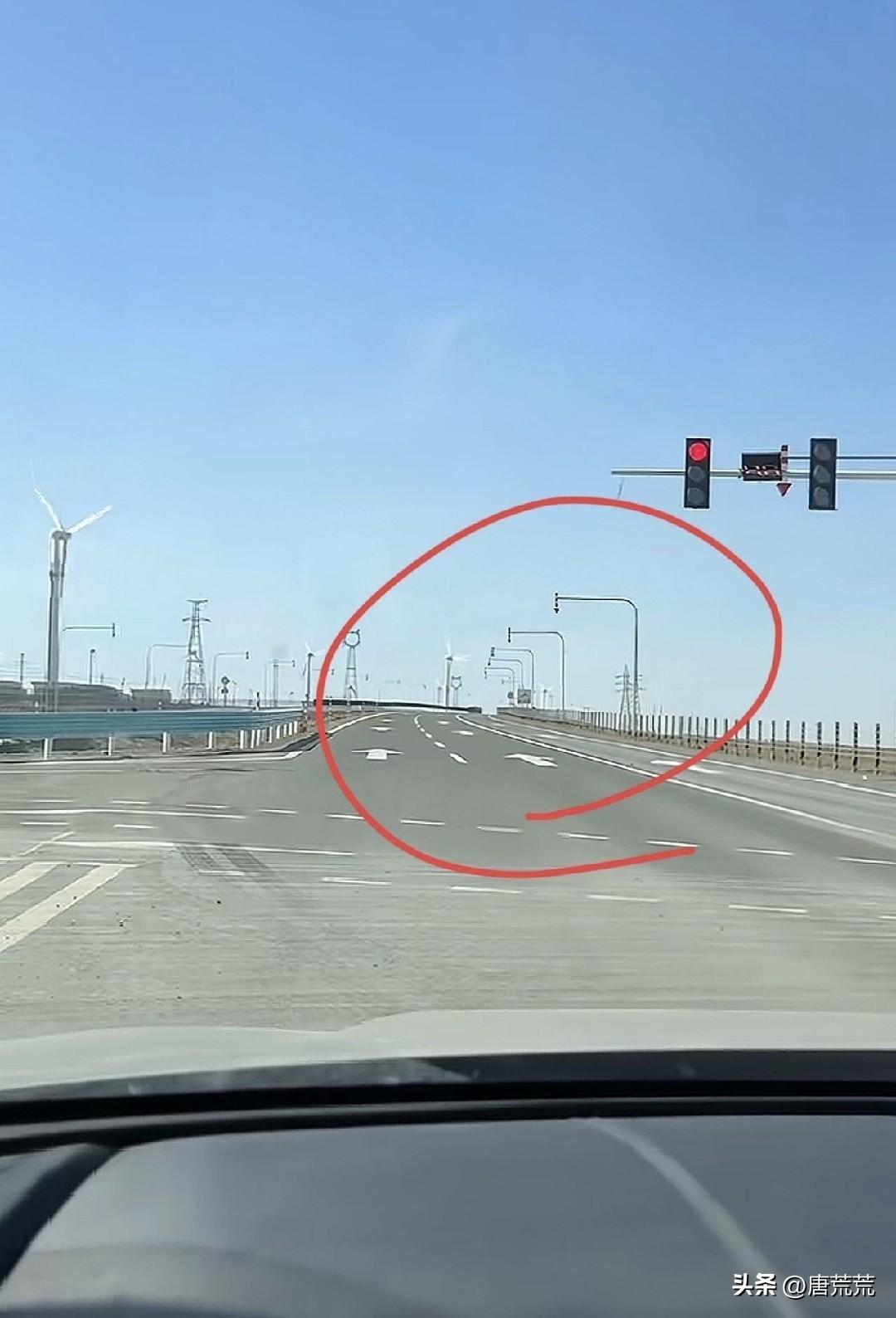 第一次来新疆，不知道为什么路上会有这么多向下的箭头，其他城市没有见过。有没有知道