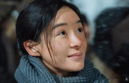 袁姗姗这一愣不像演的 被《归队》里袁姗姗的反应戳中！兰花儿突然被老山东认亲，她先