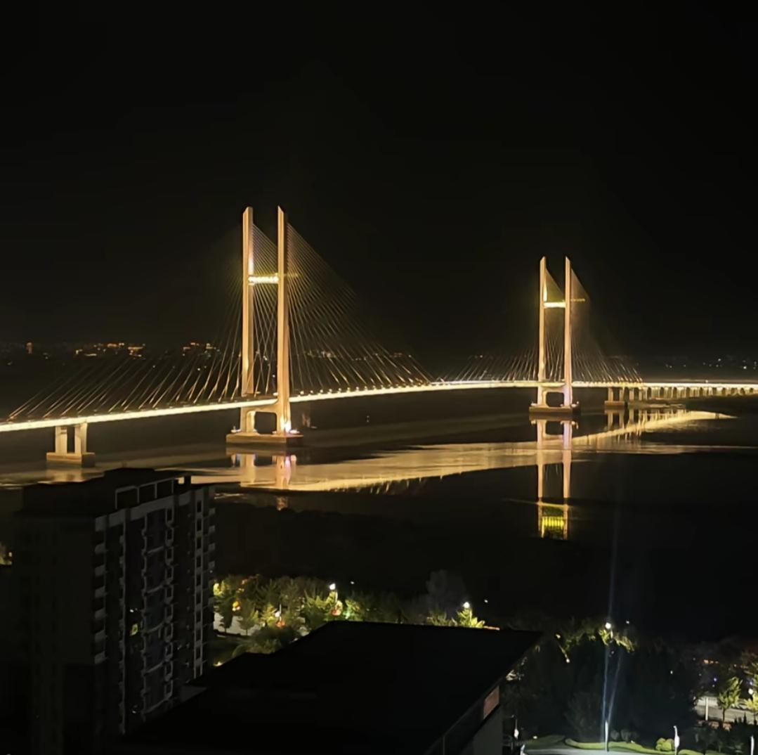 现在看来除了沈阳、长春、哈尔滨、大连之外，丹东的旅游是最火爆的，特别是这次国庆假