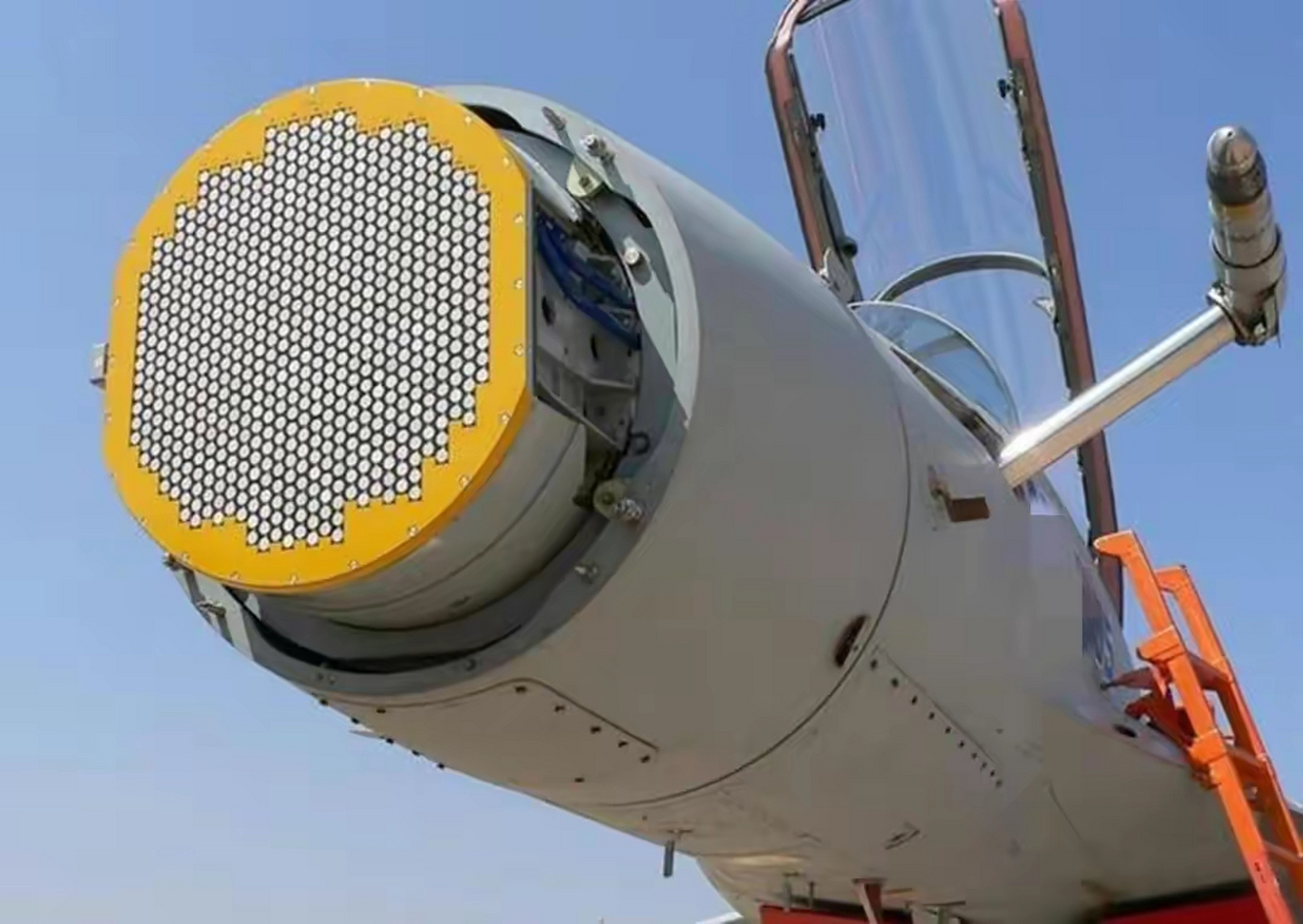 日方称歼15用雷达照射日本战机 就照你了  能咋滴  不服你还手啊 我们对小日子