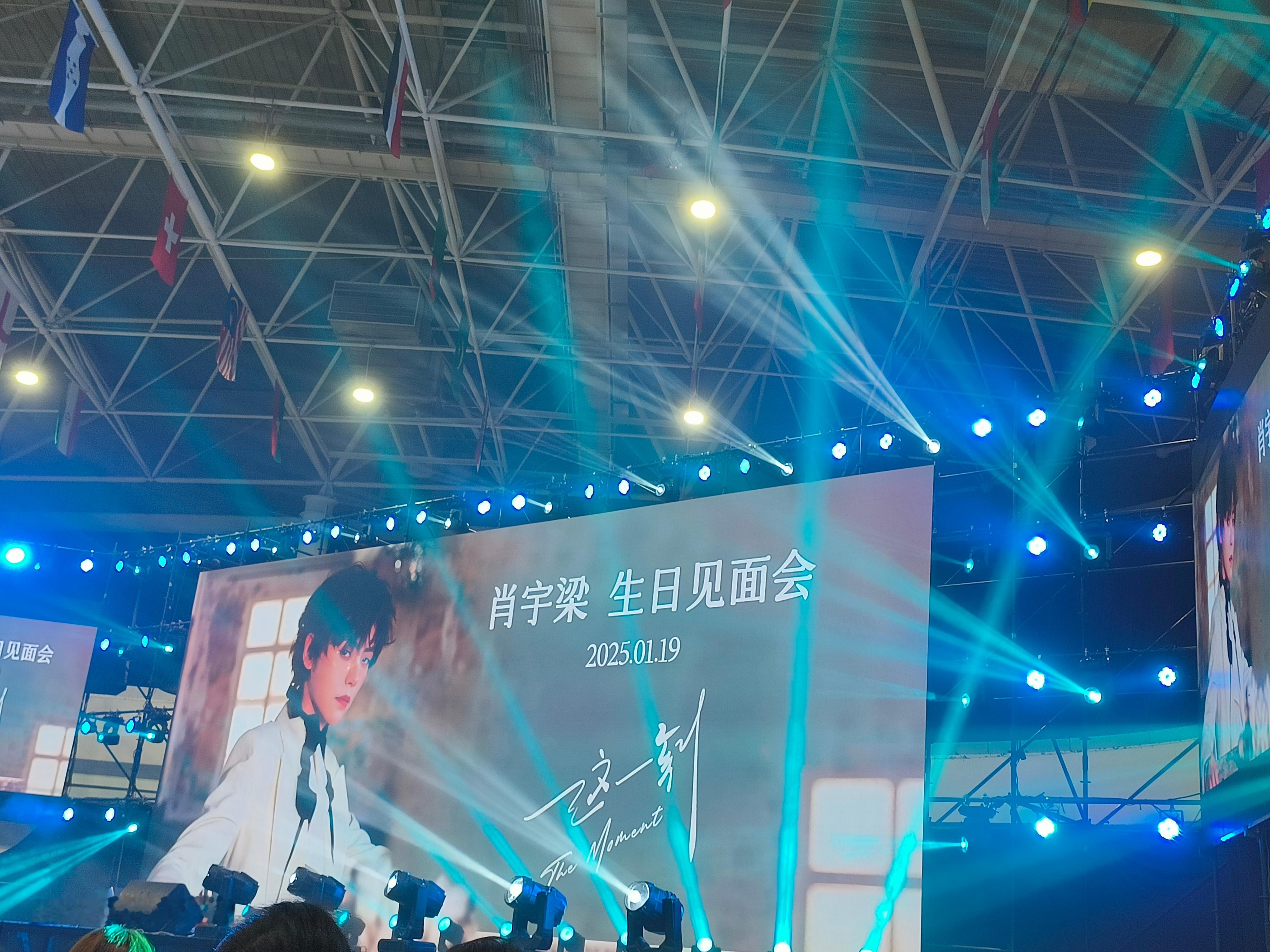 《这一刻》的现场音乐疑似是《夏夜最后的烟火》，  感觉旋律很像，大家可以去听听！