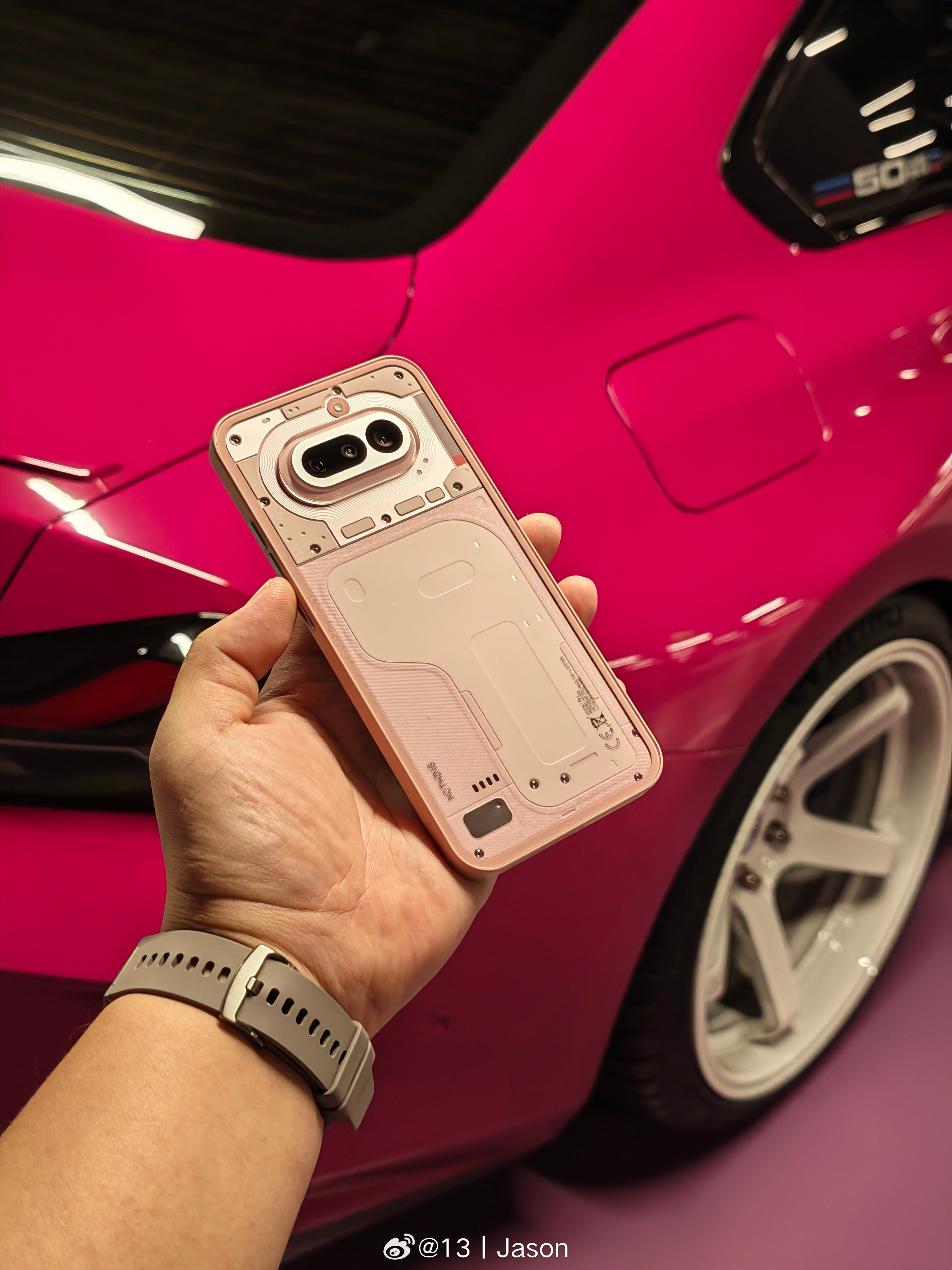 Nothing Phone(4a) 粉色。绝对 Nothing 的设计，一眼瞩目