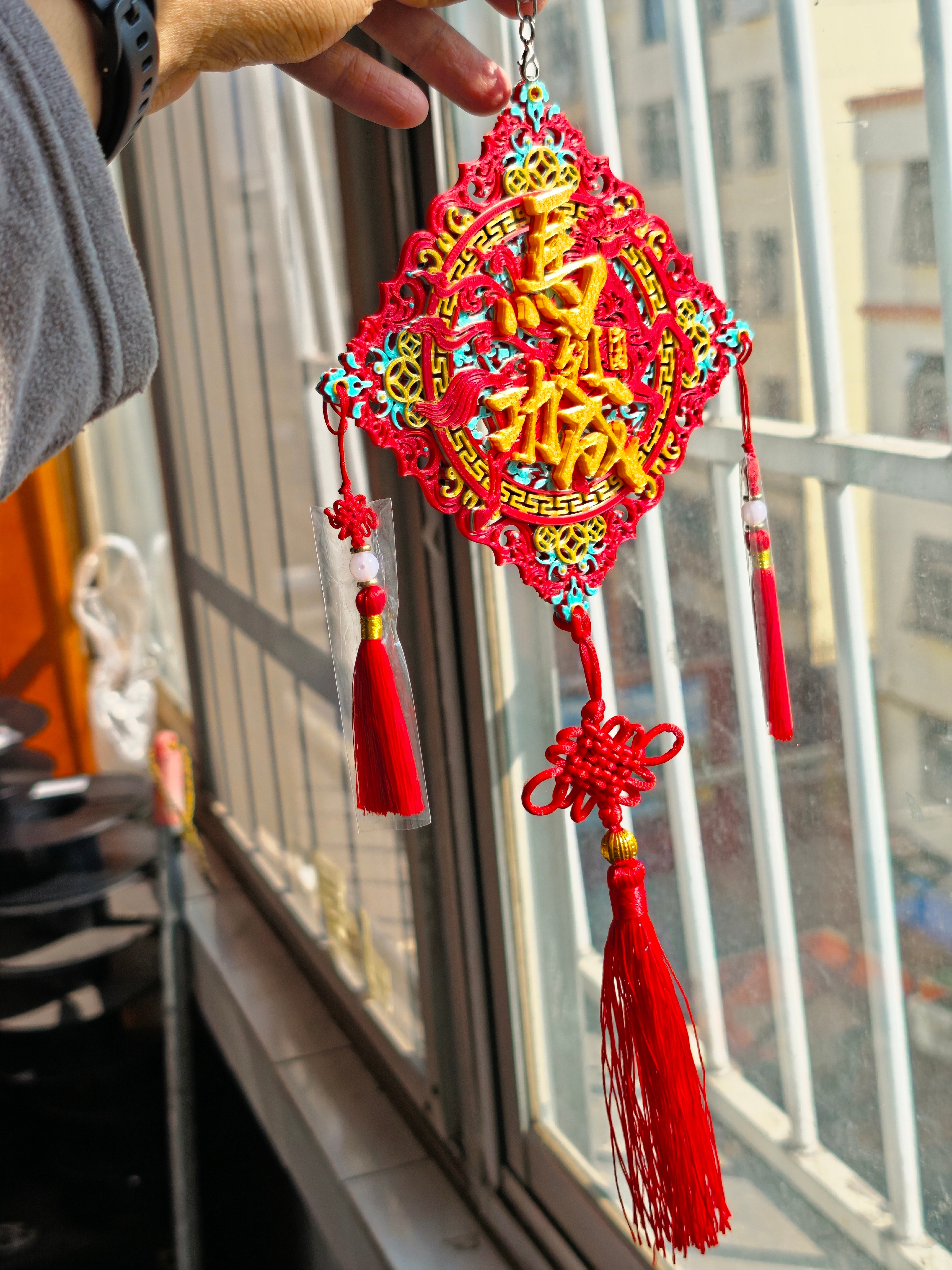 昨天给大家的新年小东西就全部发出了。最后3d打印了一个双面的马到成功，给亲戚孩子