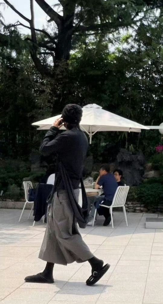 昨天又听到有人说，蔡徐坤他都不怎么出来了吧！这几年我听到无数次，一样的话术，我觉