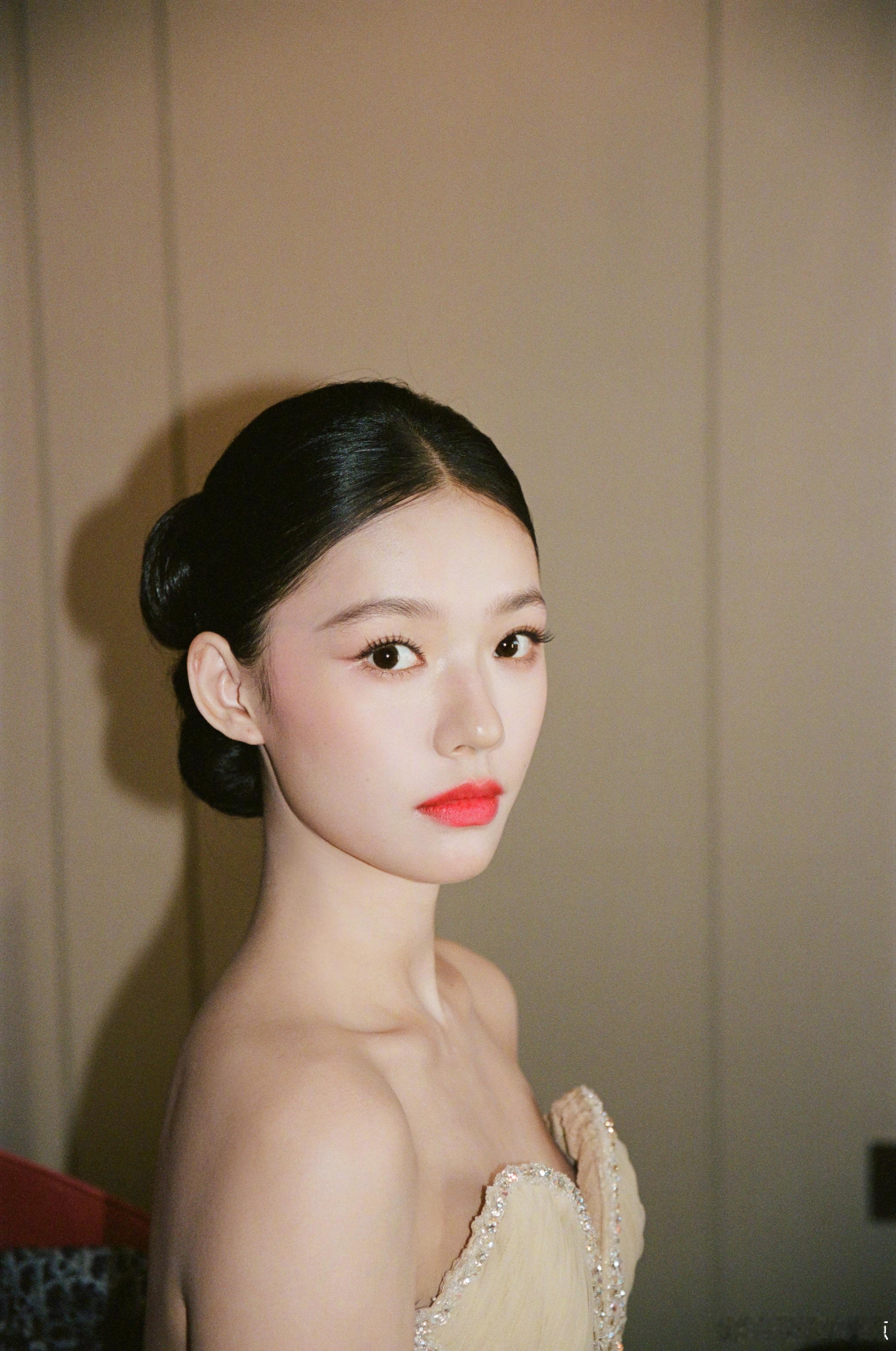 林允美出高级感   天呐，谁懂呀，真的是觉得林允连大光明都这么能打，太喜欢这一次