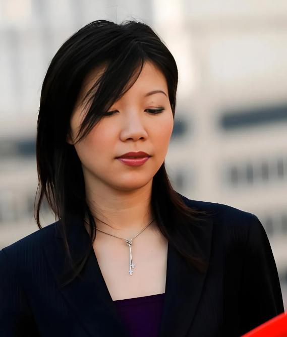 1995年，16岁流浪女孩被陌生人带回家当保姆，深得雇主一家的喜爱。谁料，2年后