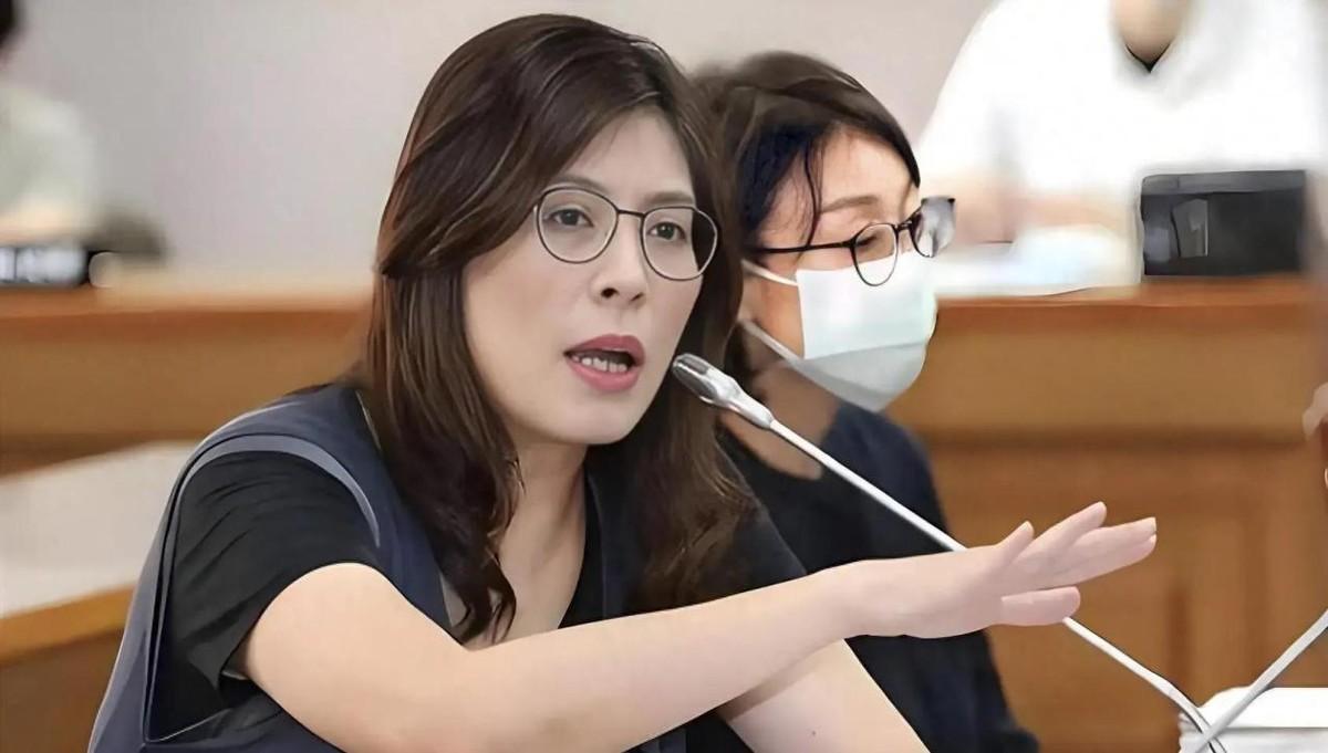 美国连夜飞来两架专机，却挡不住一个方向，台海主动权正在易手

台海在被两股力量往