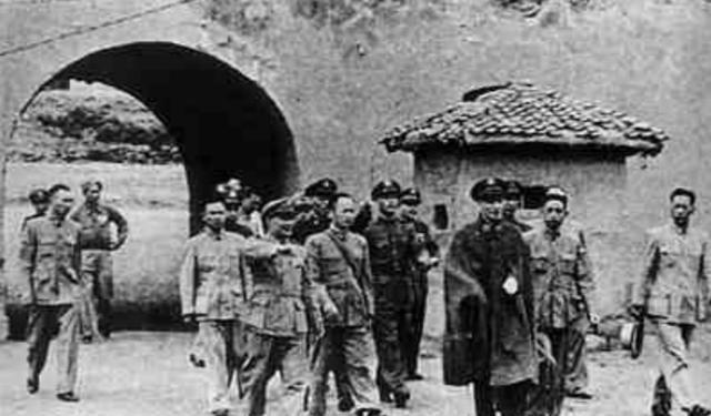 1947年，延安来了一位特殊的光头客人：蒋介石。这是蒋介石一生中唯一一次来延安，