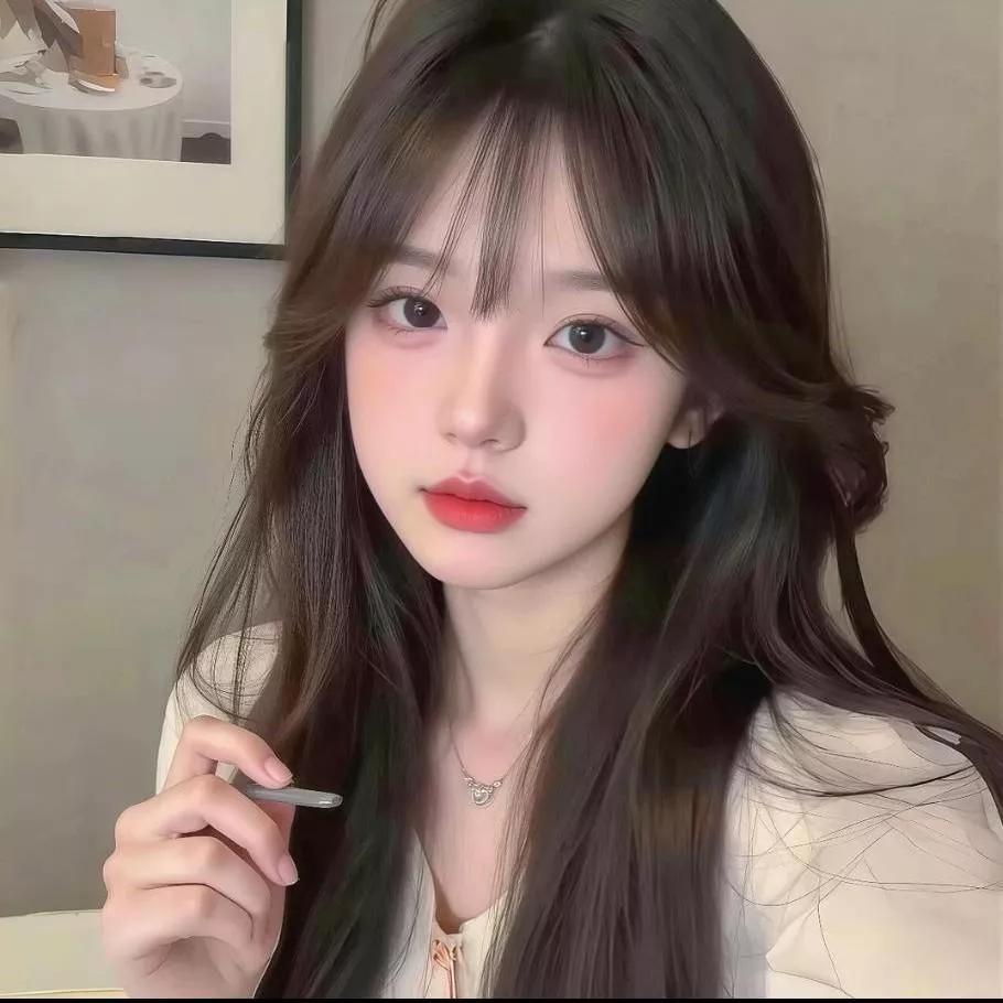 精致妆容与温柔微笑，甜美女孩的一刻。少女感笑容 少女感微笑女孩 美少女的微笑 清