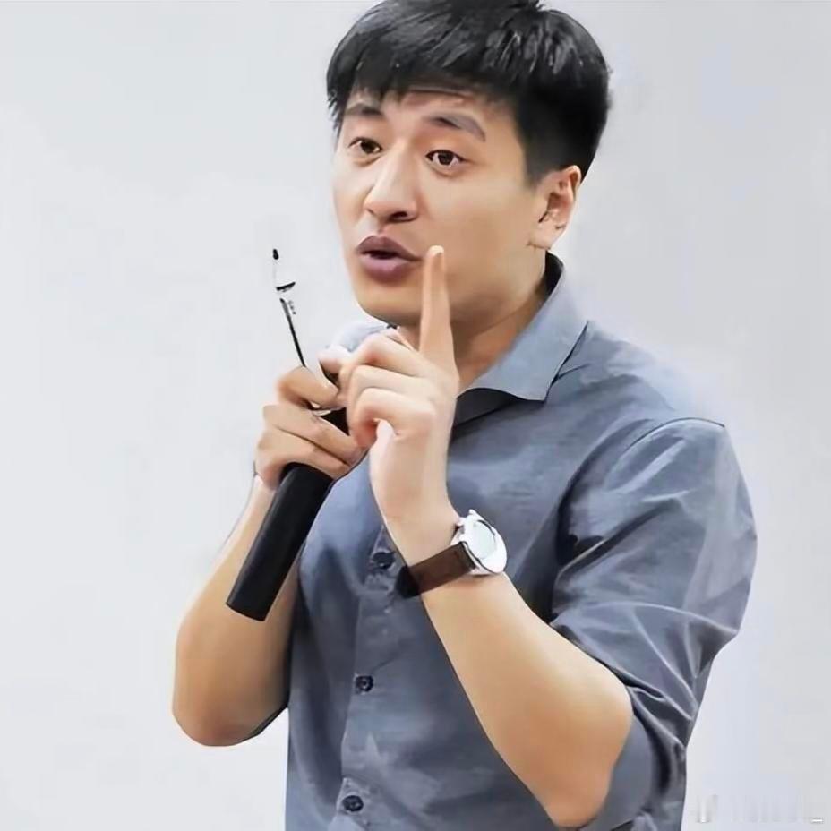 我表姐之前跟张雪峰连过麦，她悄悄跟我说，千万别被网上骗了，张雪峰的话千万不能不听