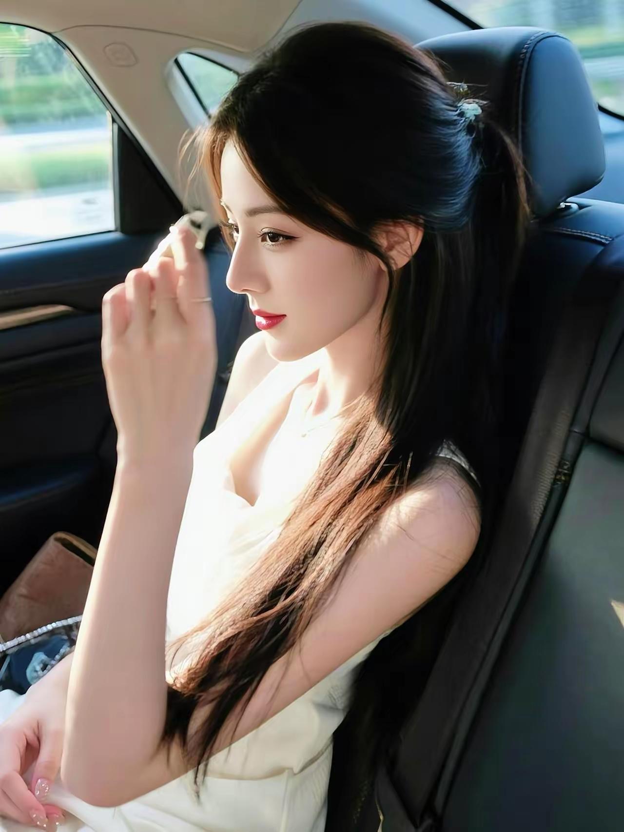 车中美人，红妆似火。