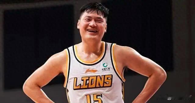 广厦的球员脾气是真的暴，王庆明自己这么明显的犯规，在被裁判吹罚后，竟然还敢用手指