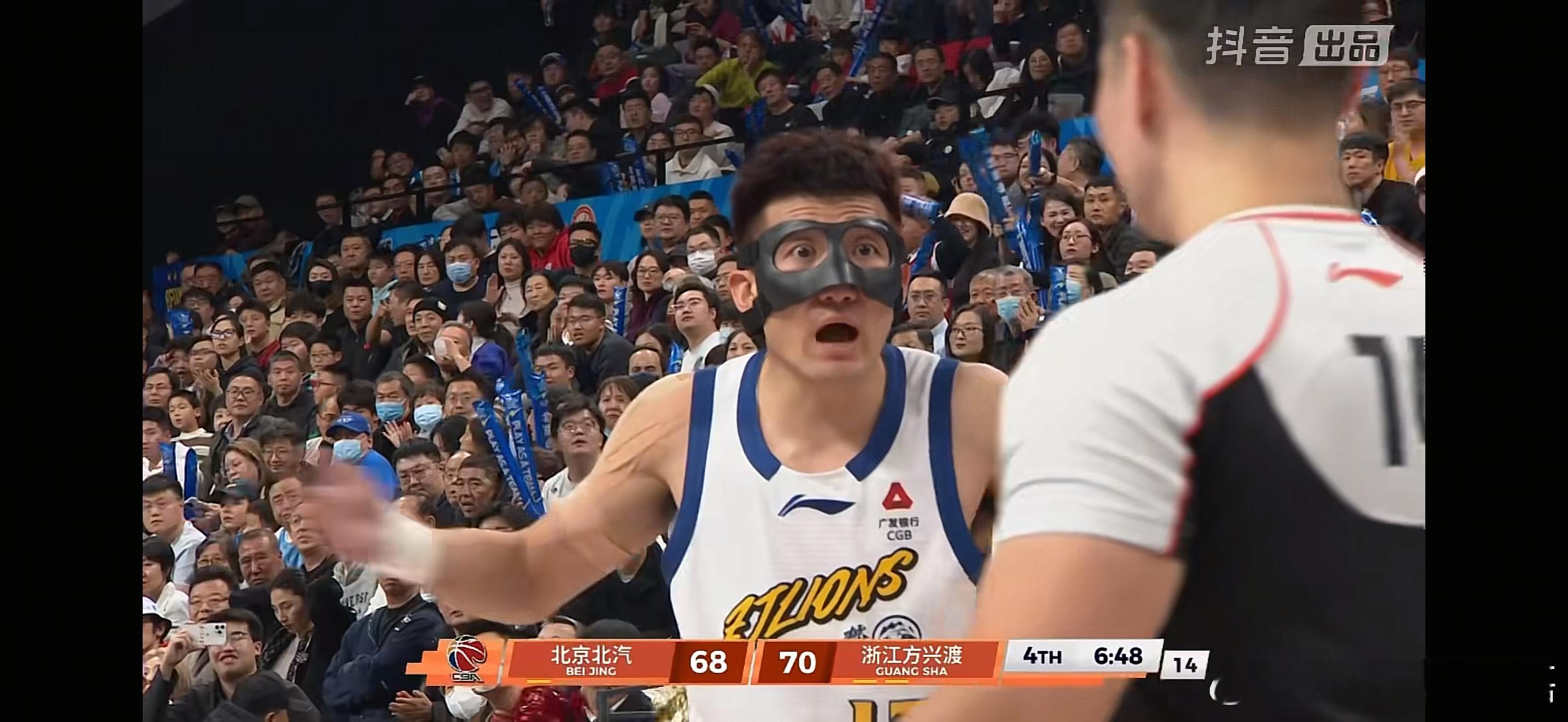 卫冕冠军广厦让北京吃到了赛季首场失利，孙铭徽打出了联盟真正顶级后卫的水平，砍下2