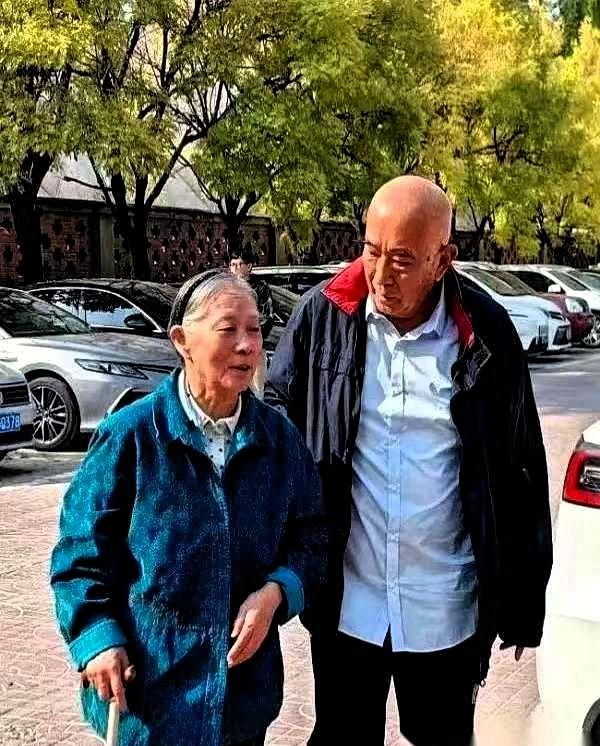 2026年，82岁的林豆豆手持拐杖走在路上，身旁一路细心护着她慢行的是78岁的刘